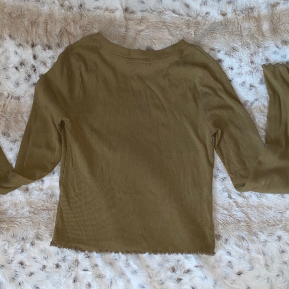 Mid wash crop top💚 - Picture 2 of 2